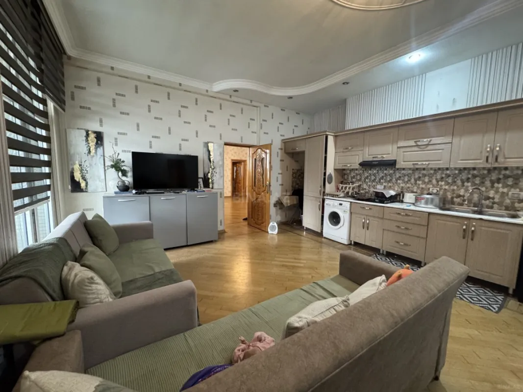 Satılır 7 otaqlı mənzil 317 m²