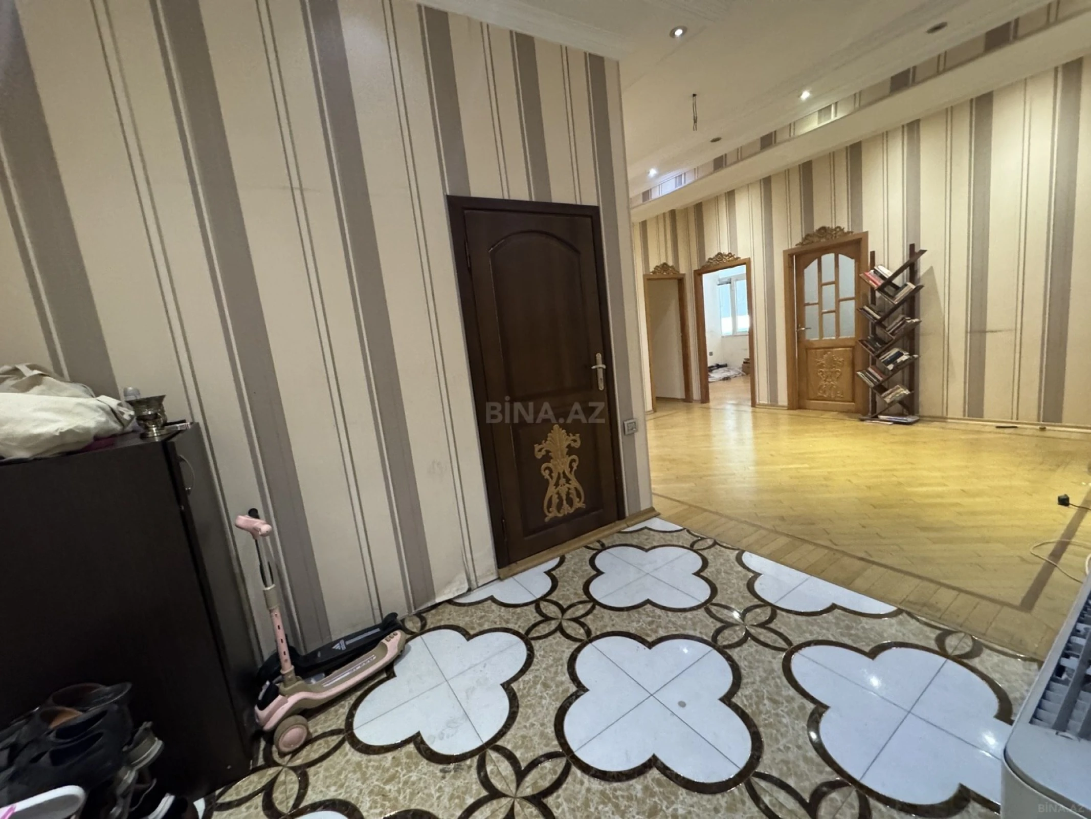 Satılır 7 otaqlı mənzil 317 m²