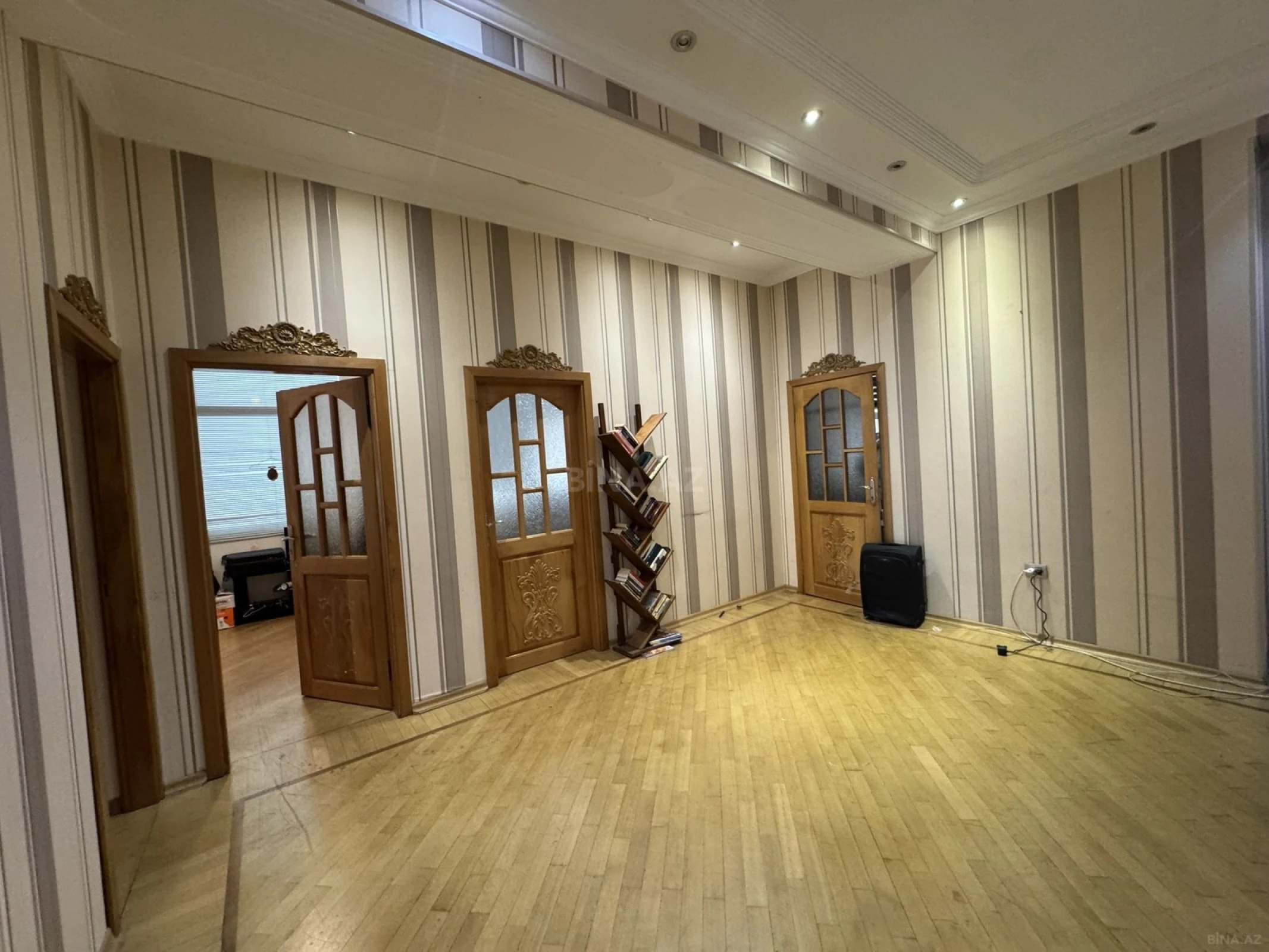 Satılır 7 otaqlı mənzil 317 m²