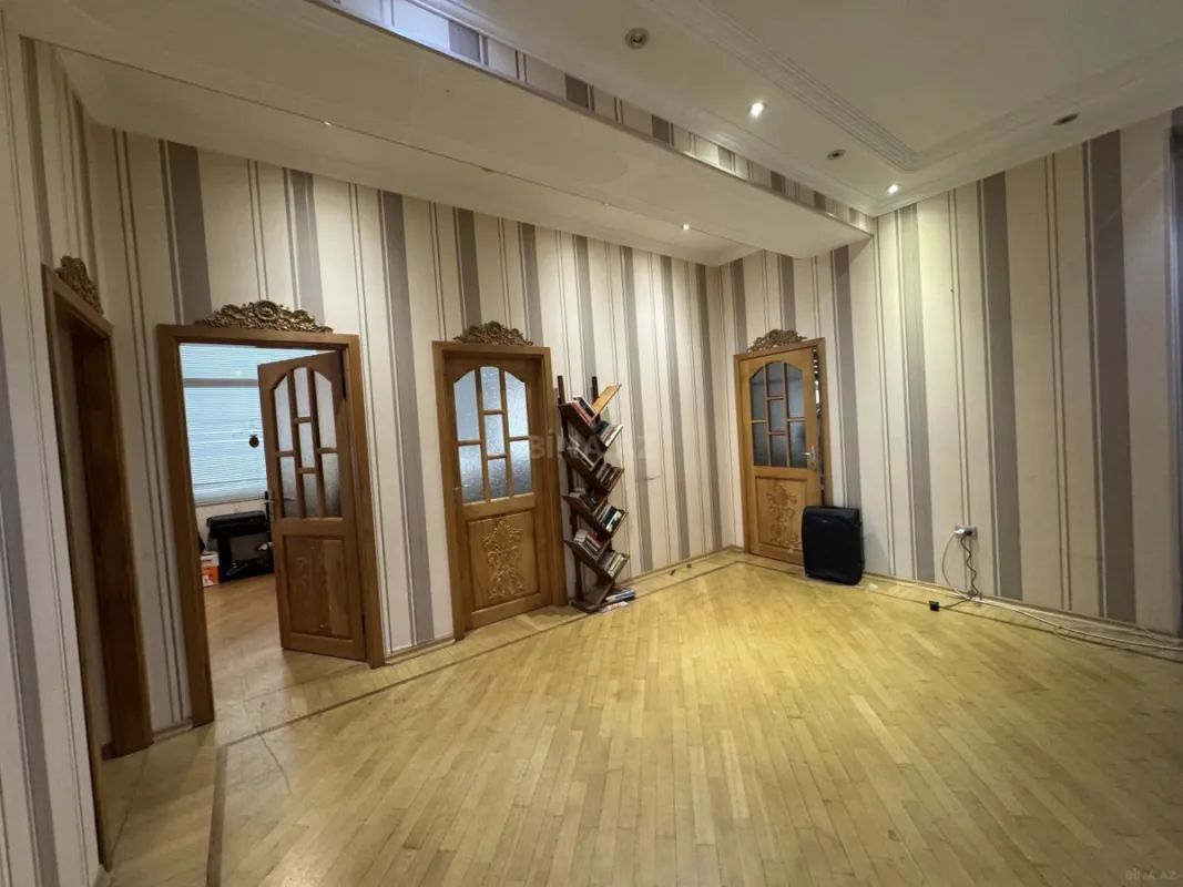 Satılır 7 otaqlı mənzil 317 m²