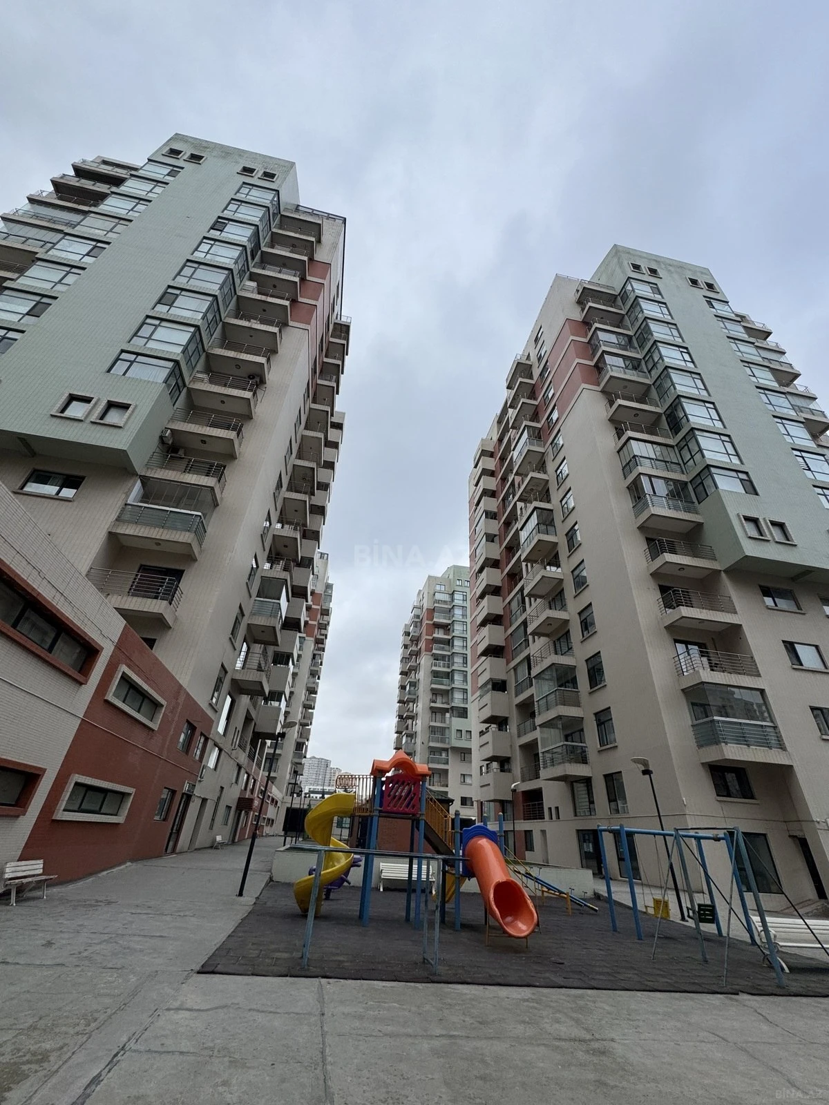 Satılır 7 otaqlı mənzil 317 m²