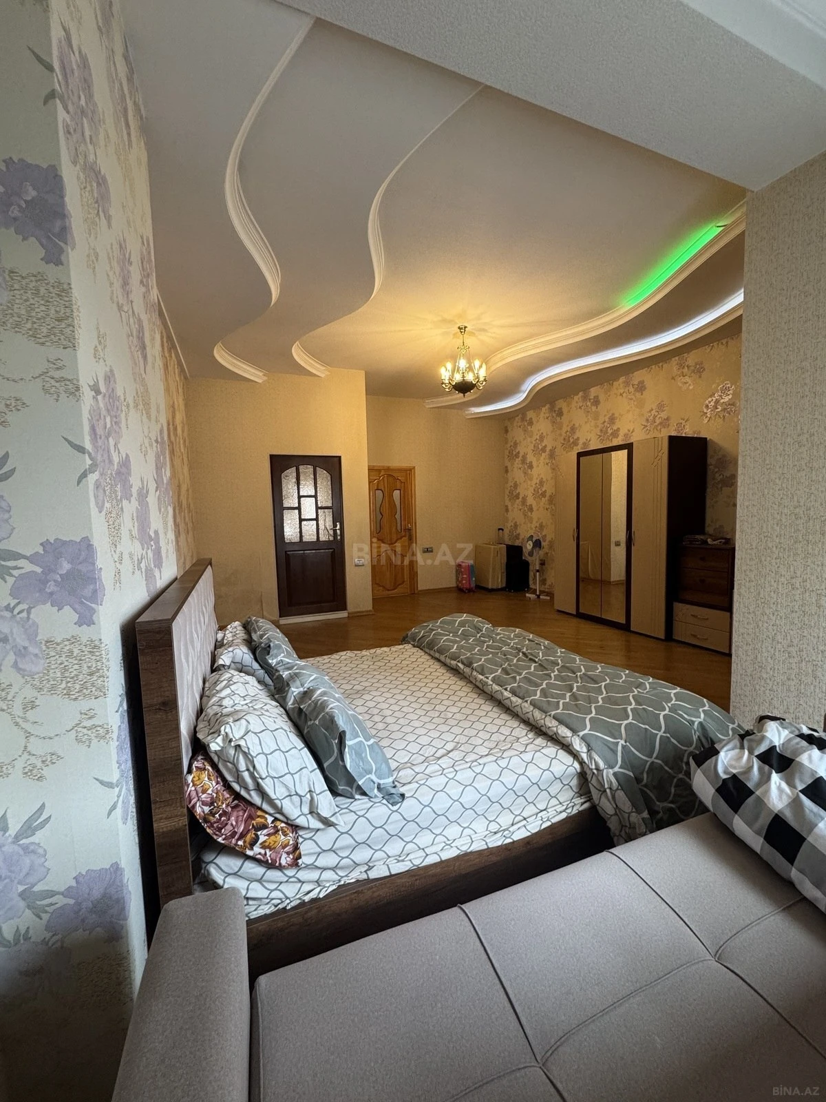 Satılır 7 otaqlı mənzil 317 m²