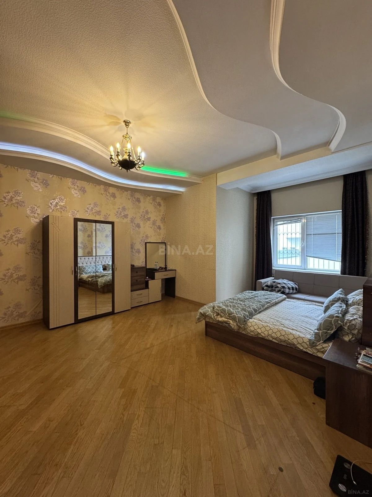 Satılır 7 otaqlı mənzil 317 m²