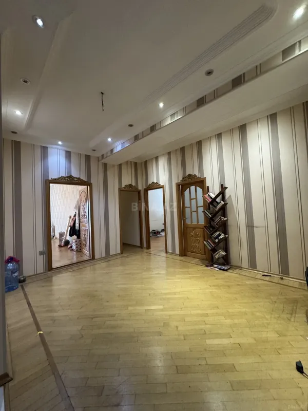 Satılır 7 otaqlı mənzil 317 m²