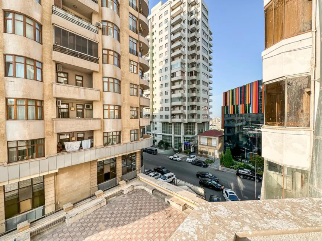 Satılır 4 otaqlı mənzil 181 m²