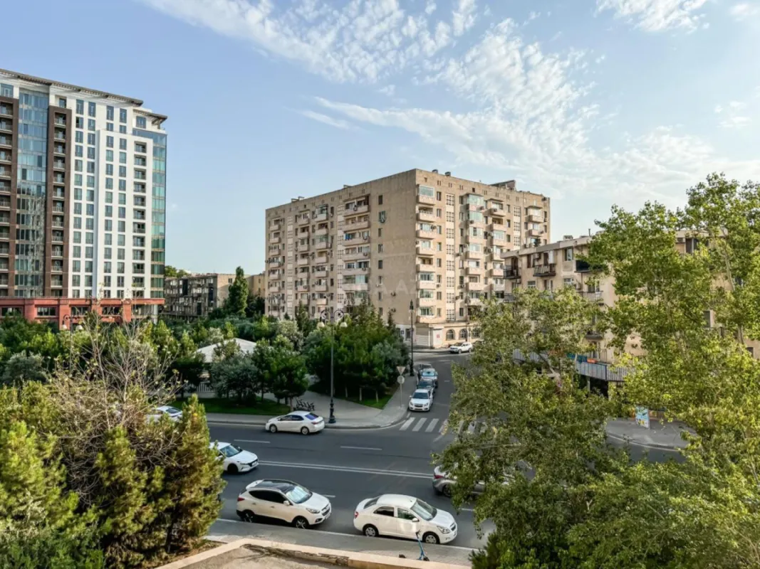 Satılır 4 otaqlı mənzil 181 m²