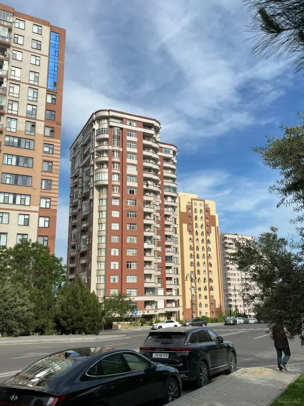 Satılır 4 otaqlı mənzil 181 m²