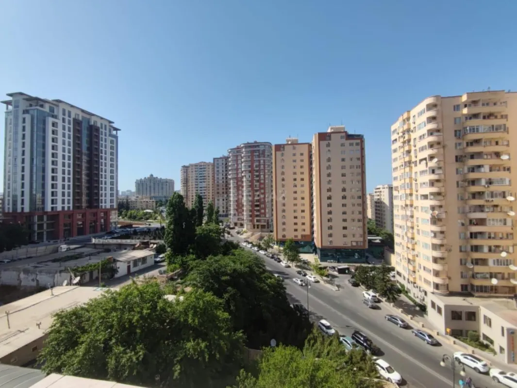 Satılır 4 otaqlı mənzil 181 m²
