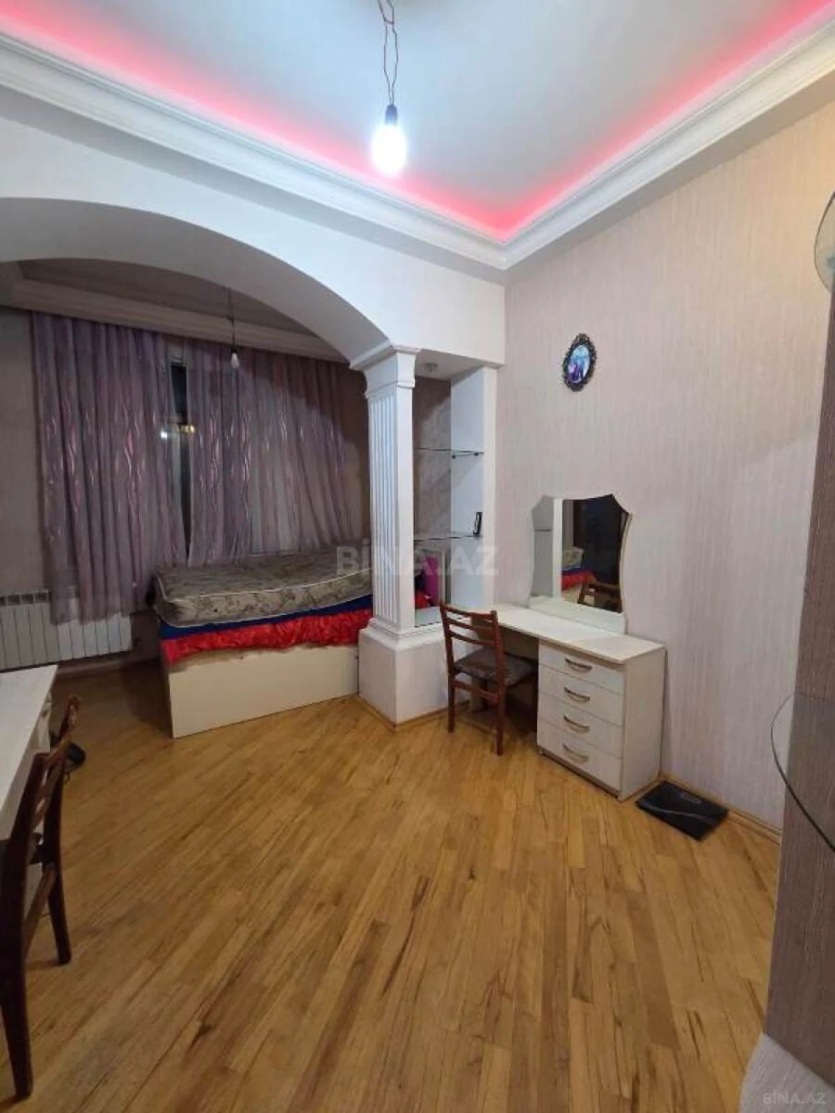 Satılır 4 otaqlı mənzil 221 m²