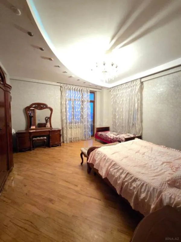 Satılır 4 otaqlı mənzil 221 m²