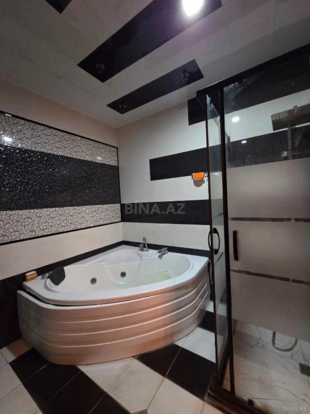 Satılır 4 otaqlı mənzil 221 m²