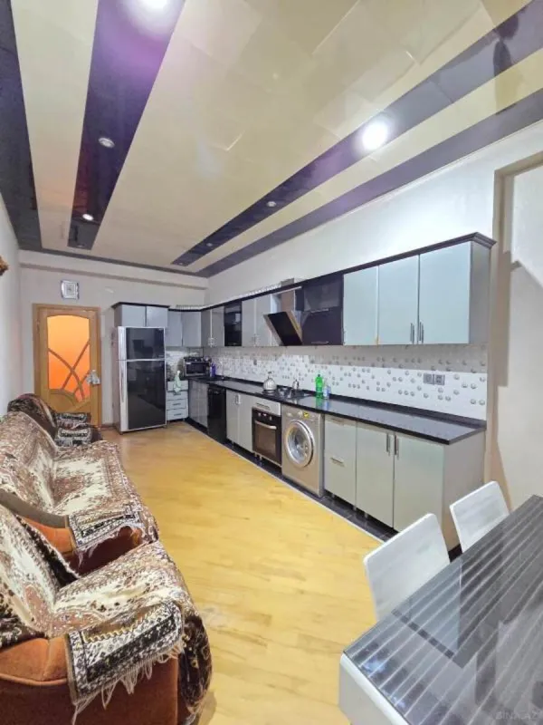 Satılır 4 otaqlı mənzil 221 m²