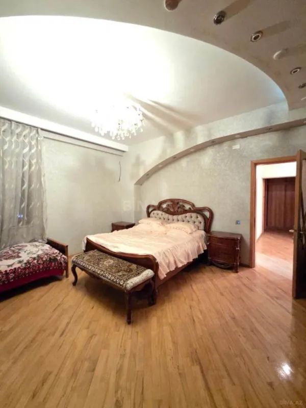 Satılır 4 otaqlı mənzil 221 m²