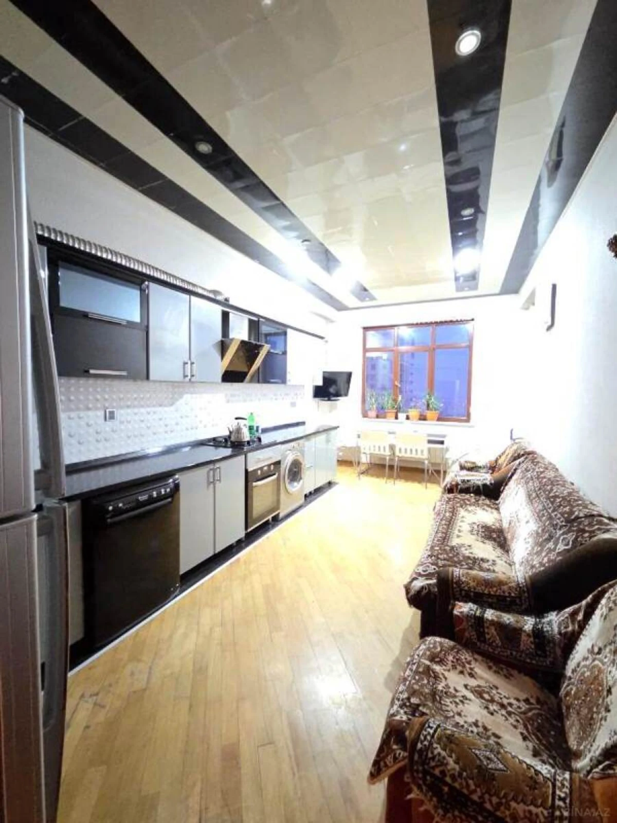 Satılır 4 otaqlı mənzil 221 m²