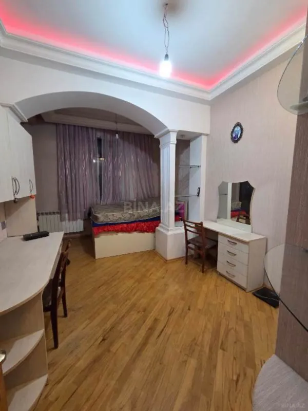 Satılır 4 otaqlı mənzil 221 m²