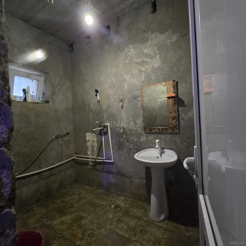 Satılır 5 otaqlı həyət evi 180 m²