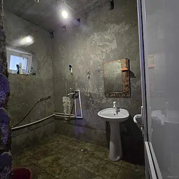 Satılır 5 otaqlı həyət evi 180 m²