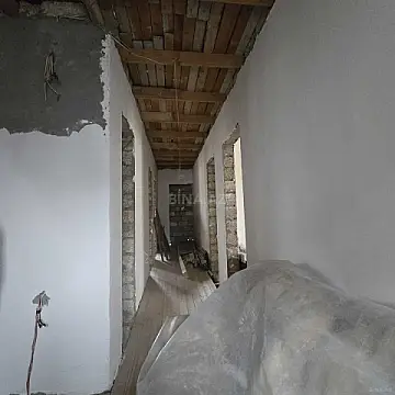 Satılır 5 otaqlı həyət evi 180 m²