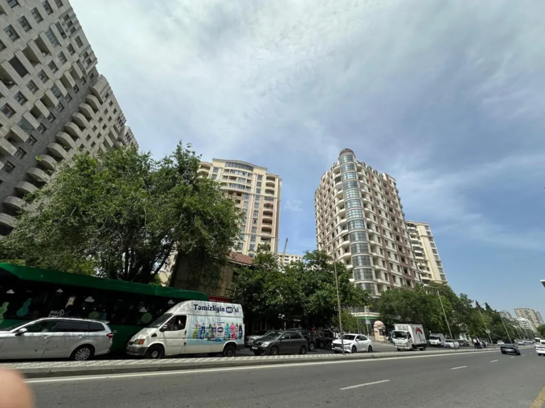 Satılır 4 otaqlı mənzil 211 m²