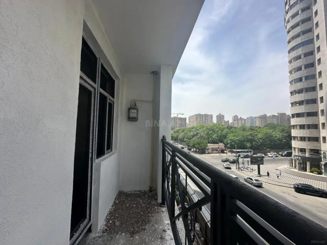 Satılır 4 otaqlı mənzil 211 m²