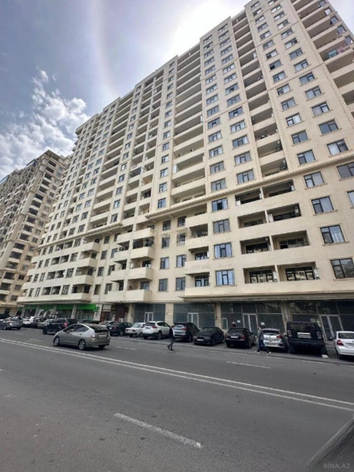 Satılır 6 otaqlı mənzil 700 m²