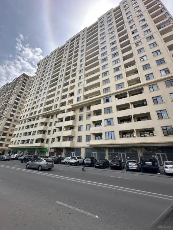 Satılır 6 otaqlı mənzil 700 m²