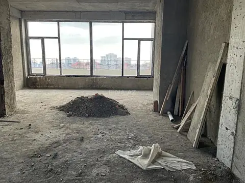 Satılır 6 otaqlı mənzil 700 m²