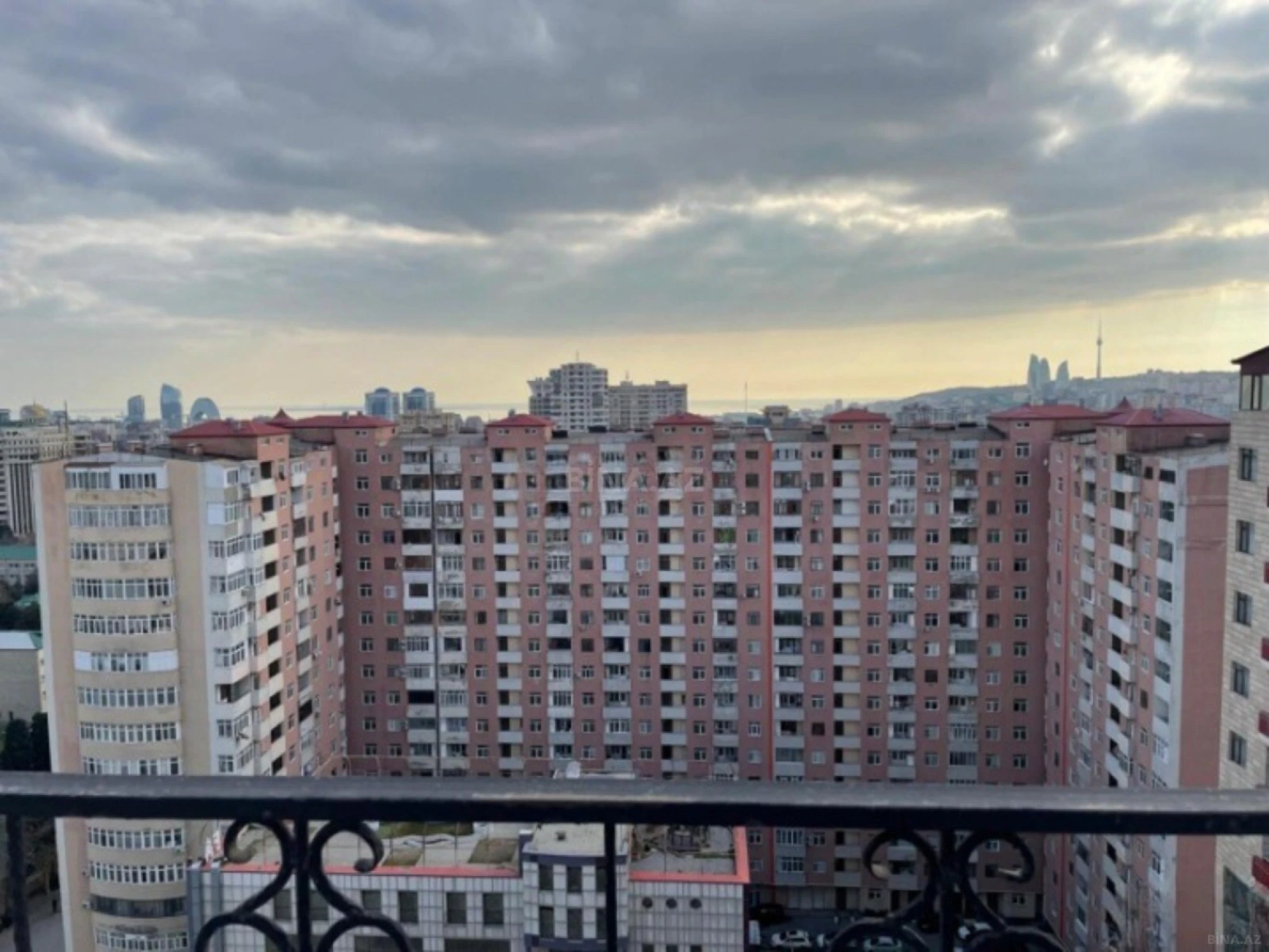 Satılır 6 otaqlı mənzil 700 m²