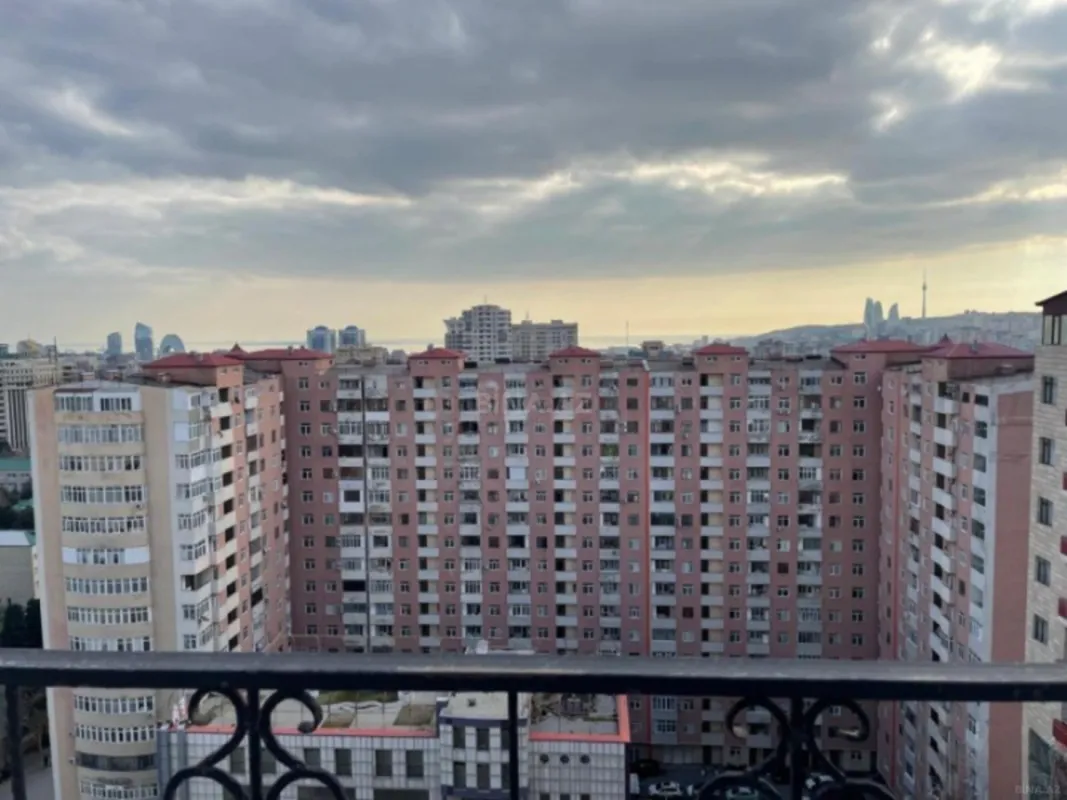 Satılır 6 otaqlı mənzil 700 m²