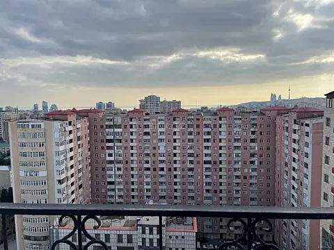 Satılır 6 otaqlı mənzil 700 m²
