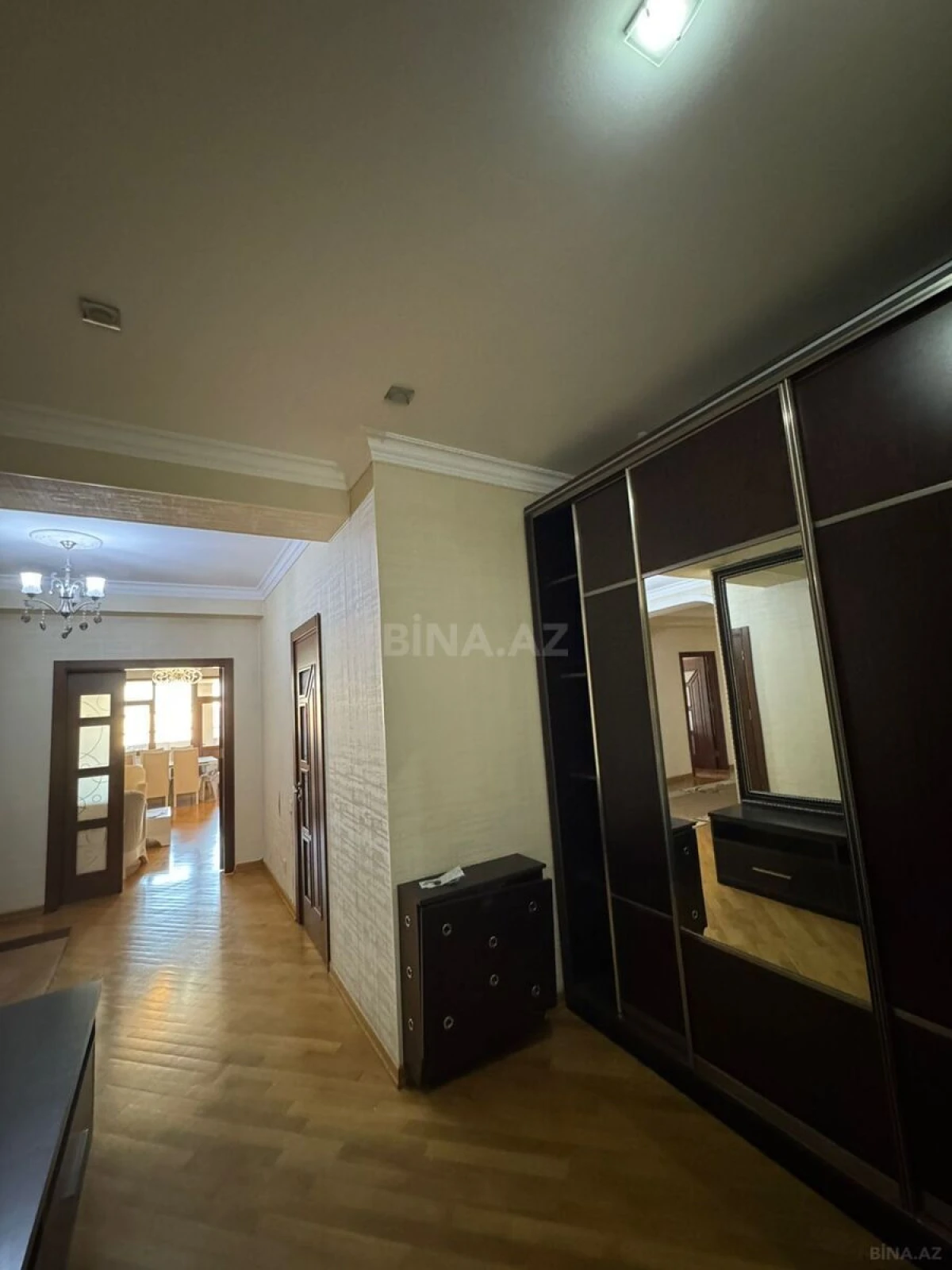Satılır 4 otaqlı mənzil 171 m²