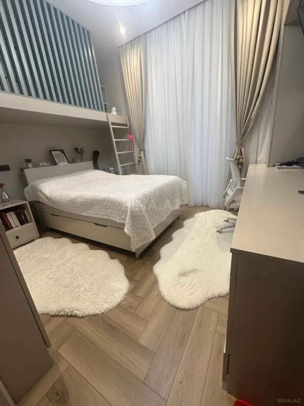 Satılır 4 otaqlı mənzil 132 m²