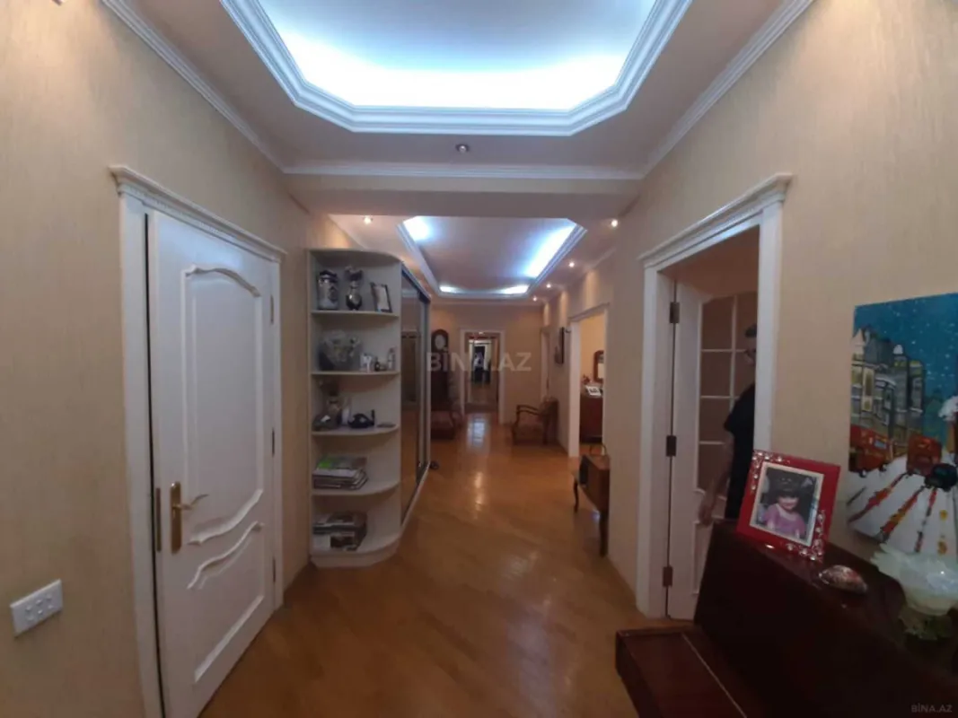 Satılır 3 otaqlı mənzil 152 m²