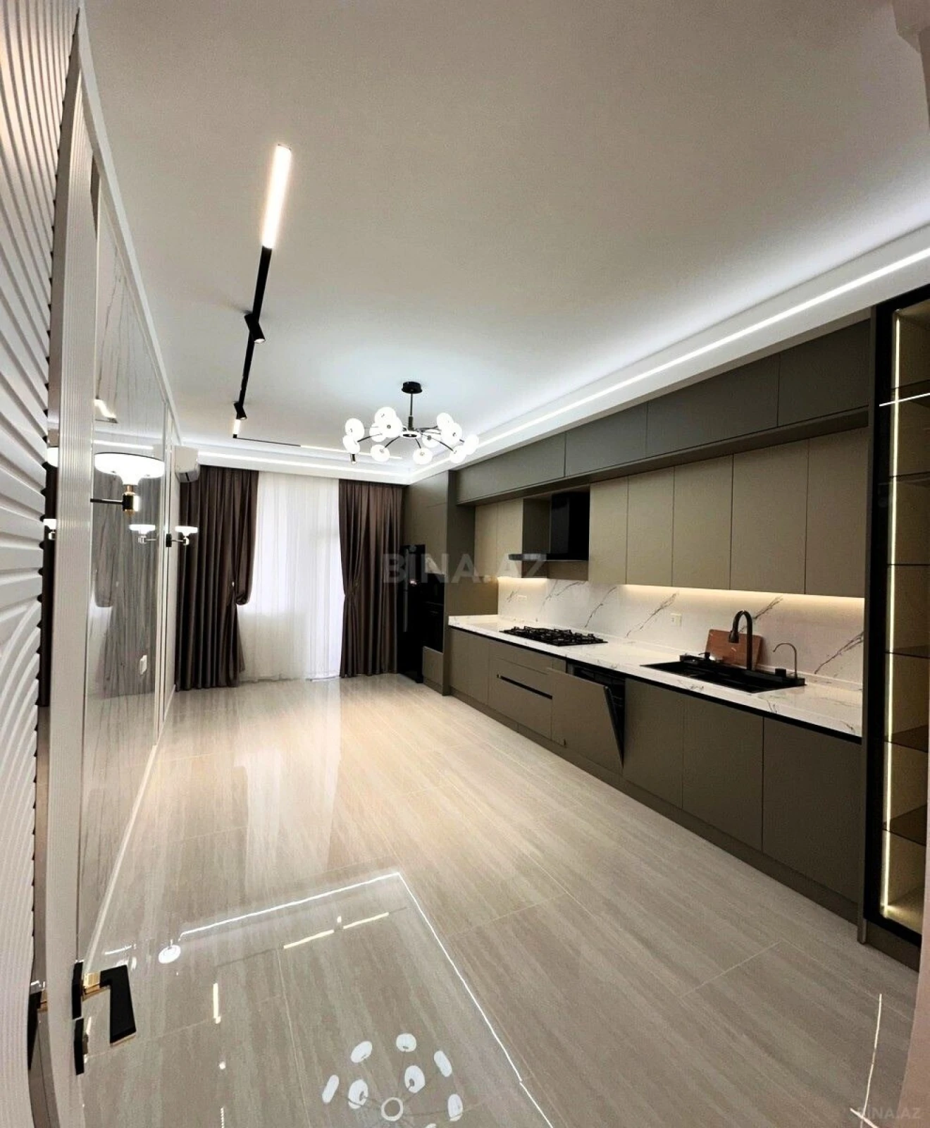 Satılır 5 otaqlı mənzil 220 m²