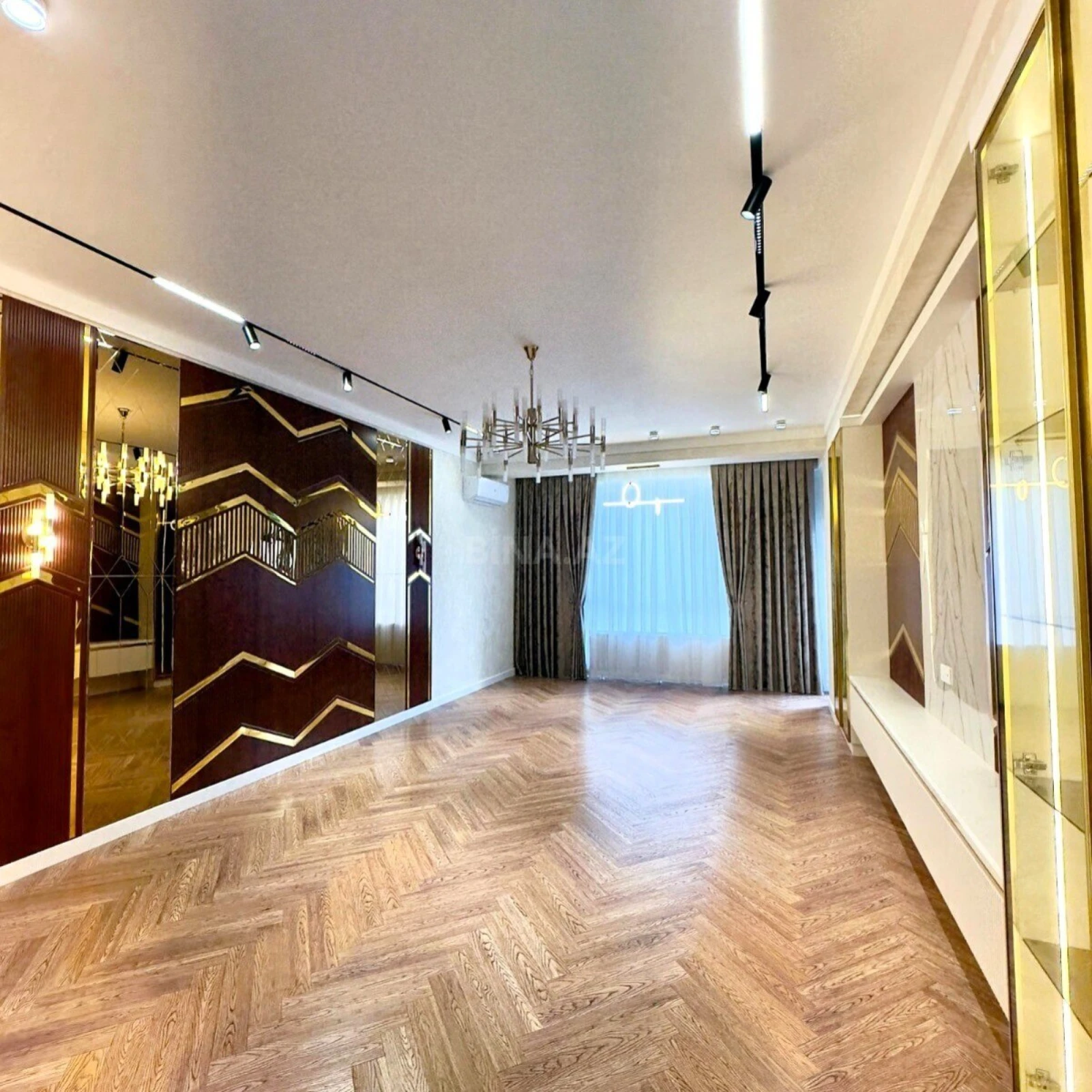 Satılır 5 otaqlı mənzil 220 m²