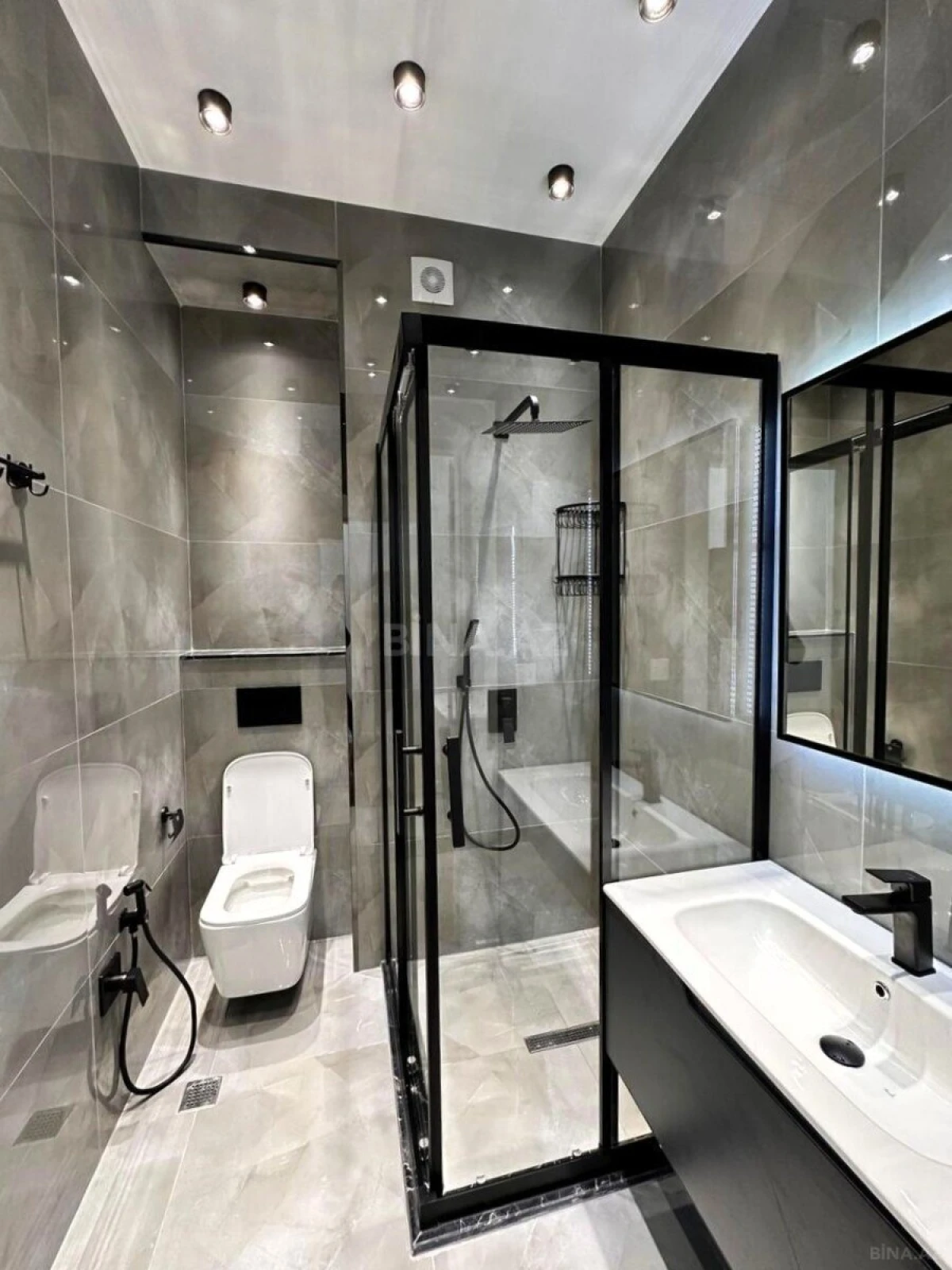 Satılır 5 otaqlı mənzil 220 m²