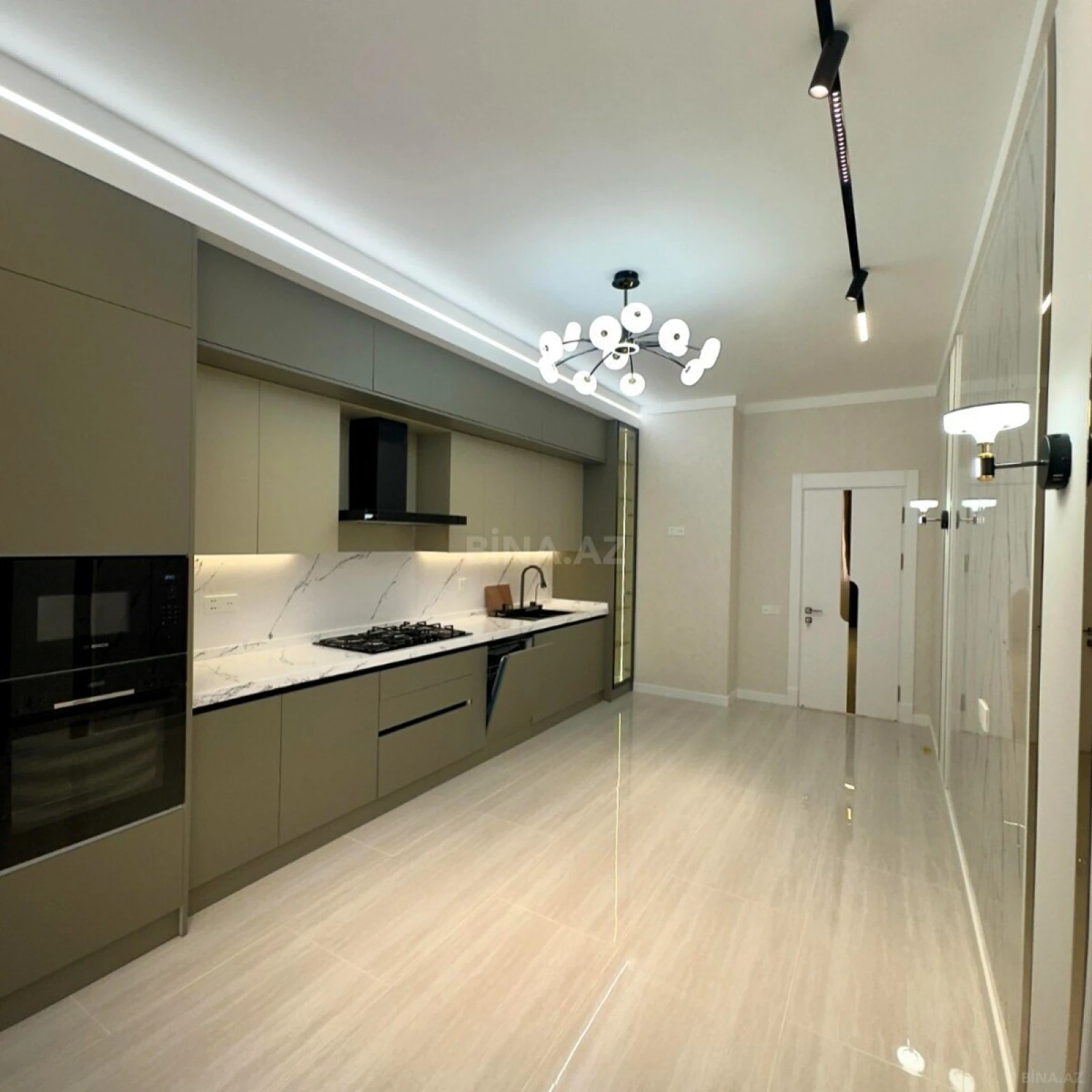 Satılır 5 otaqlı mənzil 220 m²