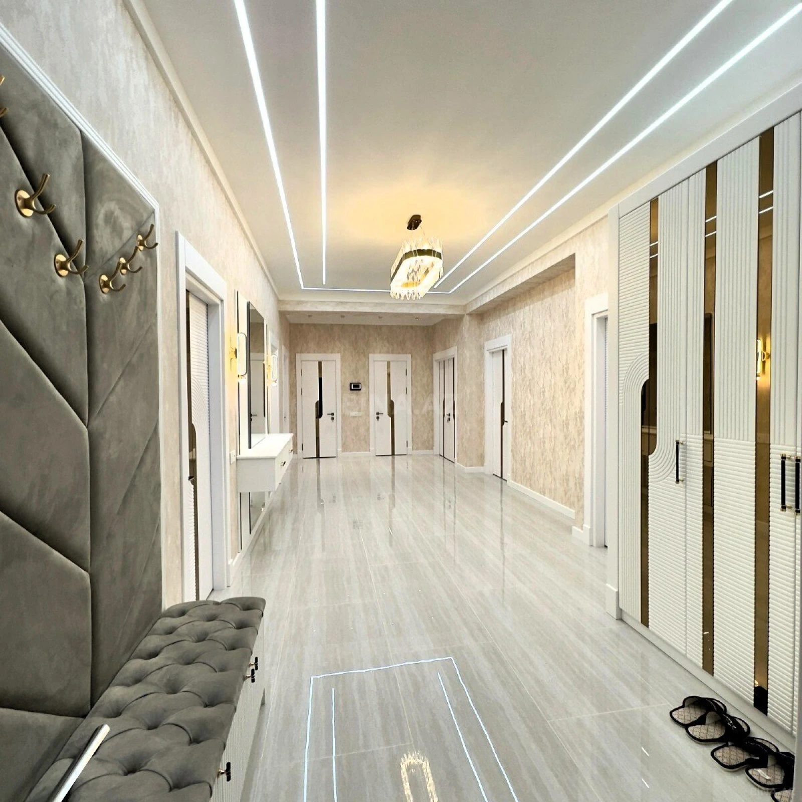 Satılır 5 otaqlı mənzil 220 m²