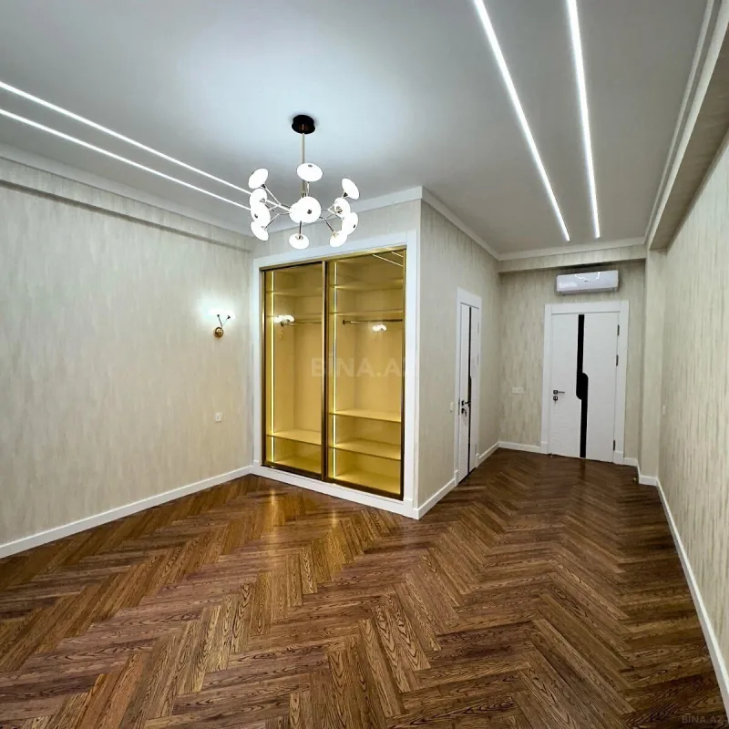Satılır 5 otaqlı mənzil 220 m²