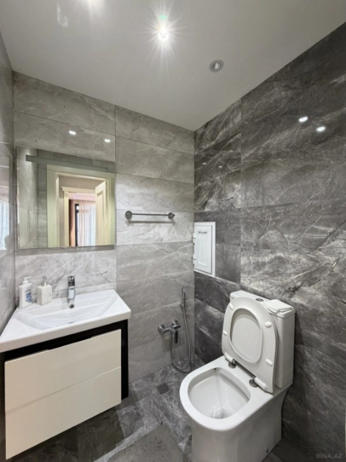 Satılır 4 otaqlı mənzil 146 m²