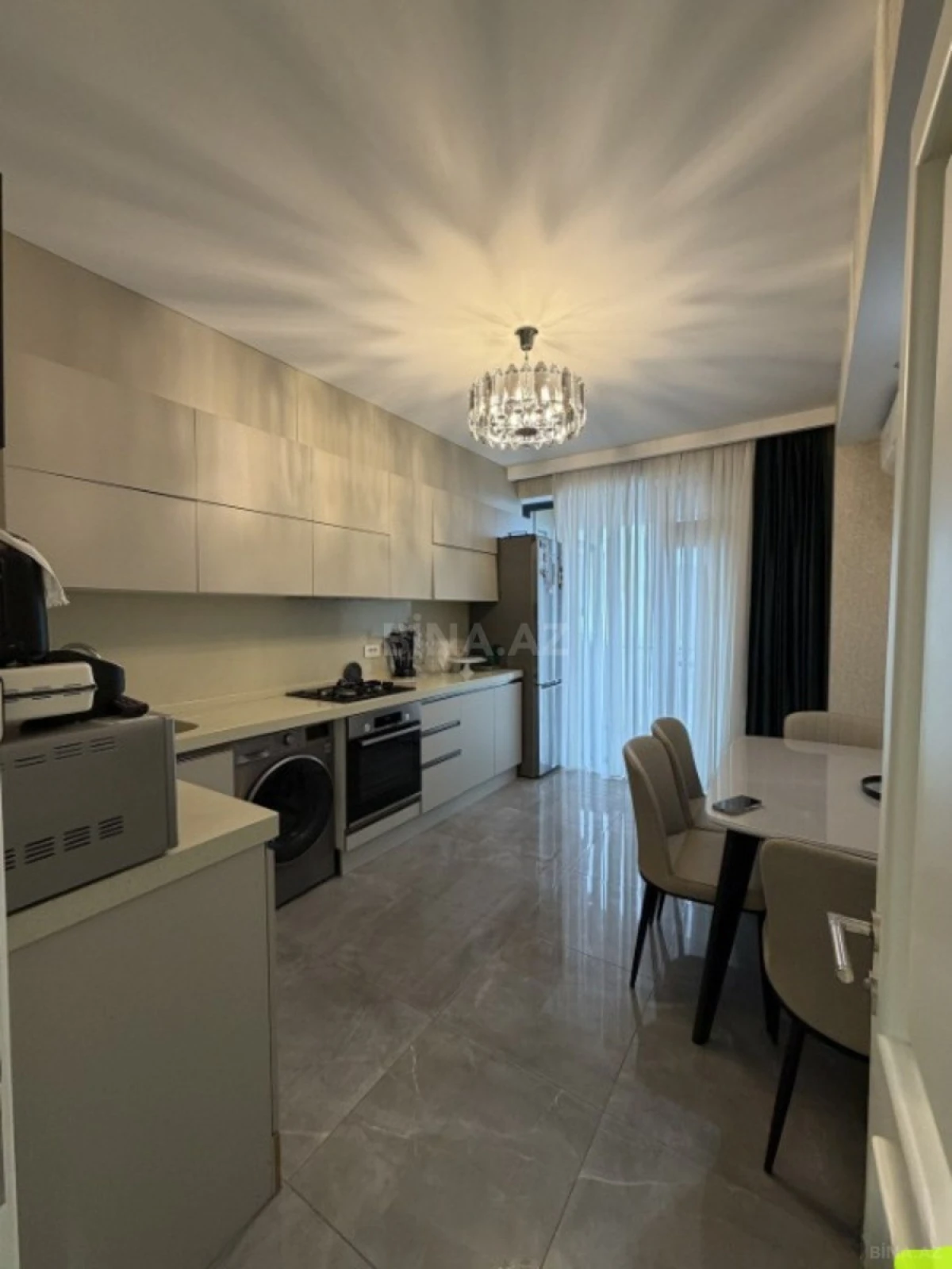 Satılır 4 otaqlı mənzil 146 m²