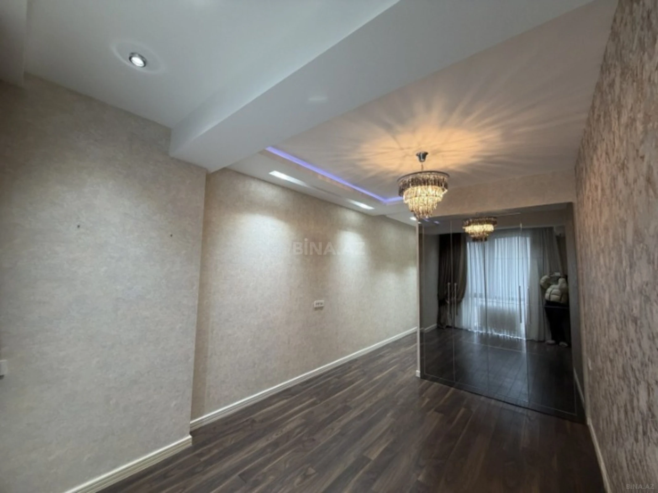 Satılır 4 otaqlı mənzil 146 m²