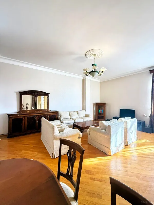 Satılır 3 otaqlı mənzil 147 m²
