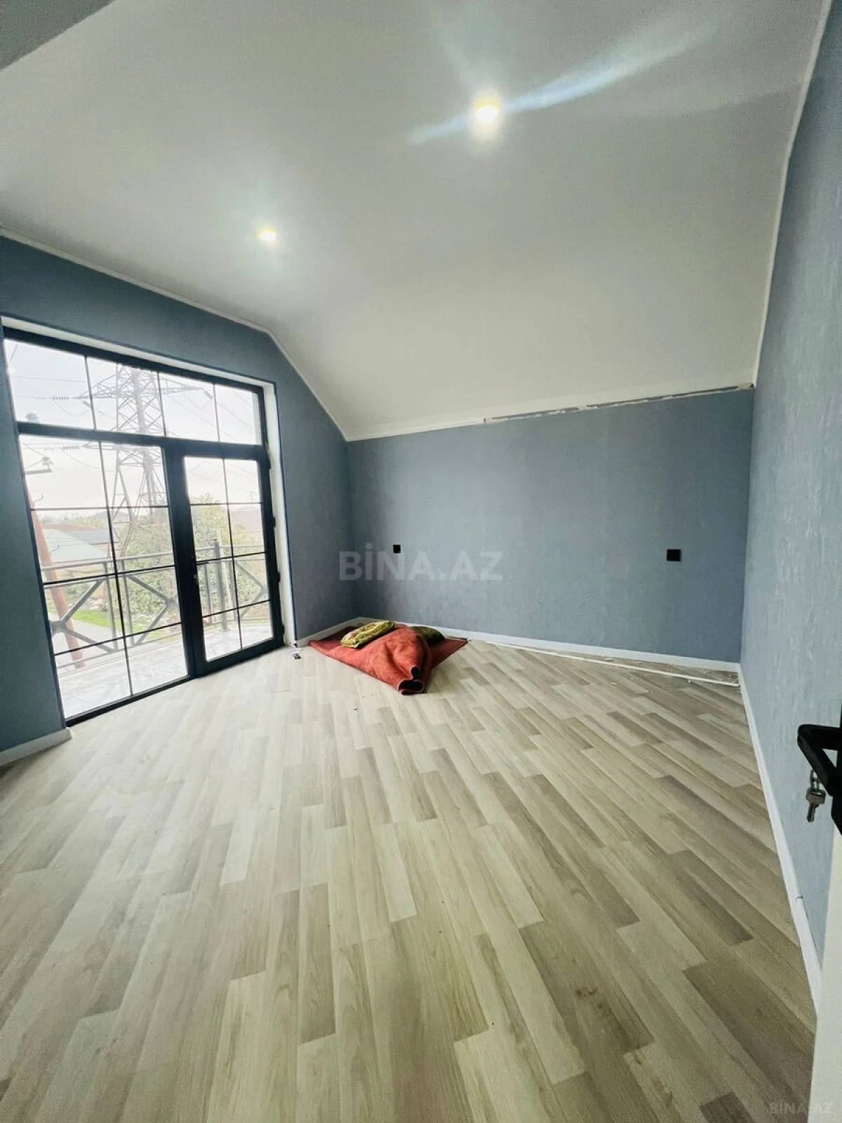 Satılır 5 otaqlı həyət evi 180 m²