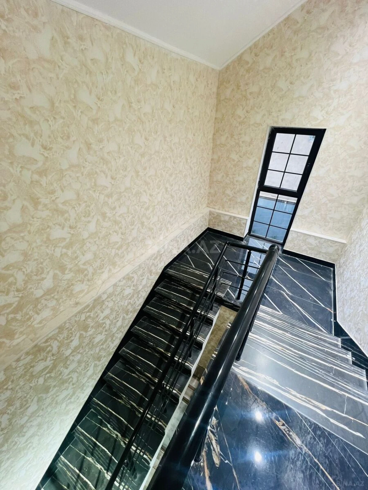 Satılır 5 otaqlı həyət evi 180 m²