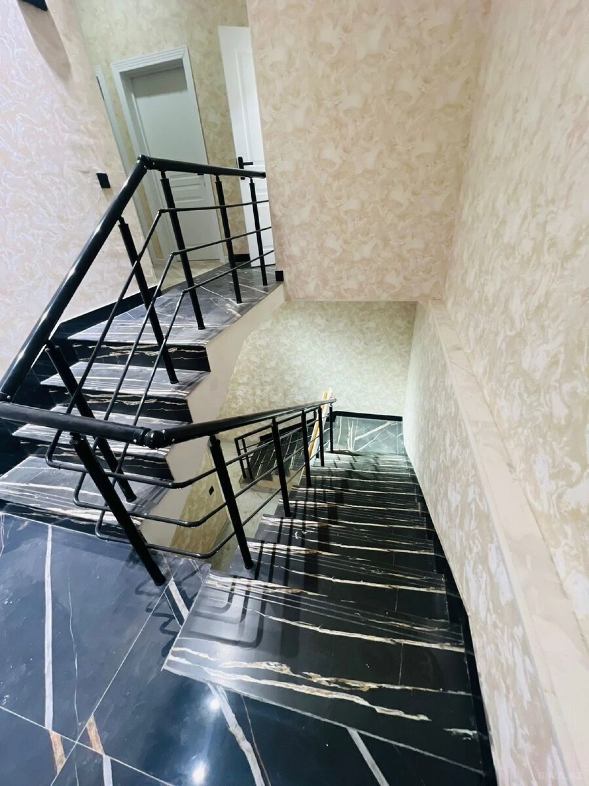 Satılır 5 otaqlı həyət evi 180 m²