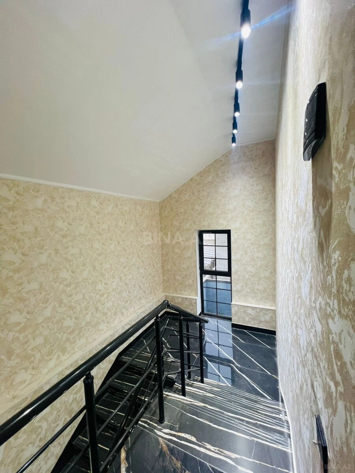 Satılır 5 otaqlı həyət evi 180 m²