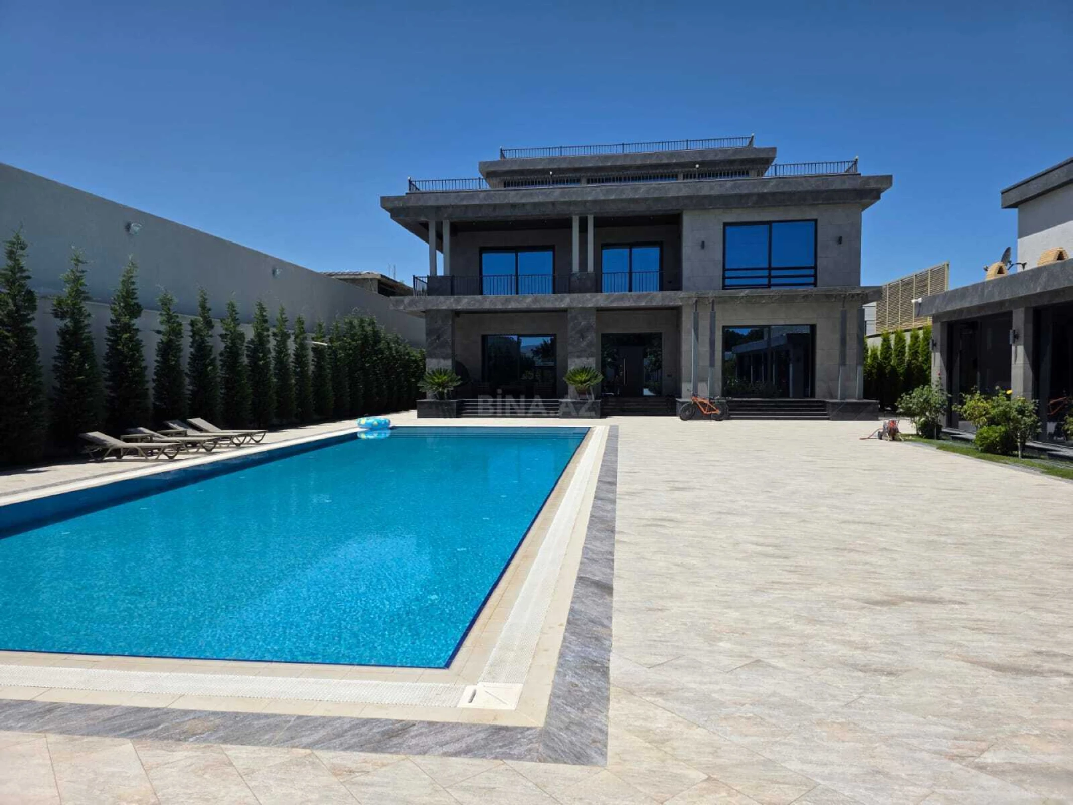 Satılır 8 otaqlı həyət evi 650 m²