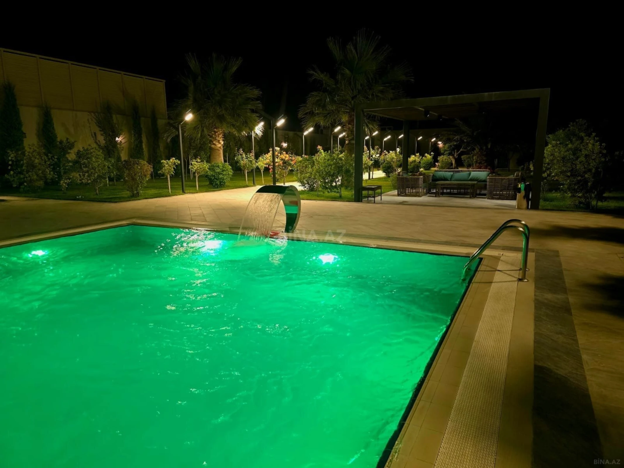 Satılır 8 otaqlı həyət evi 650 m²