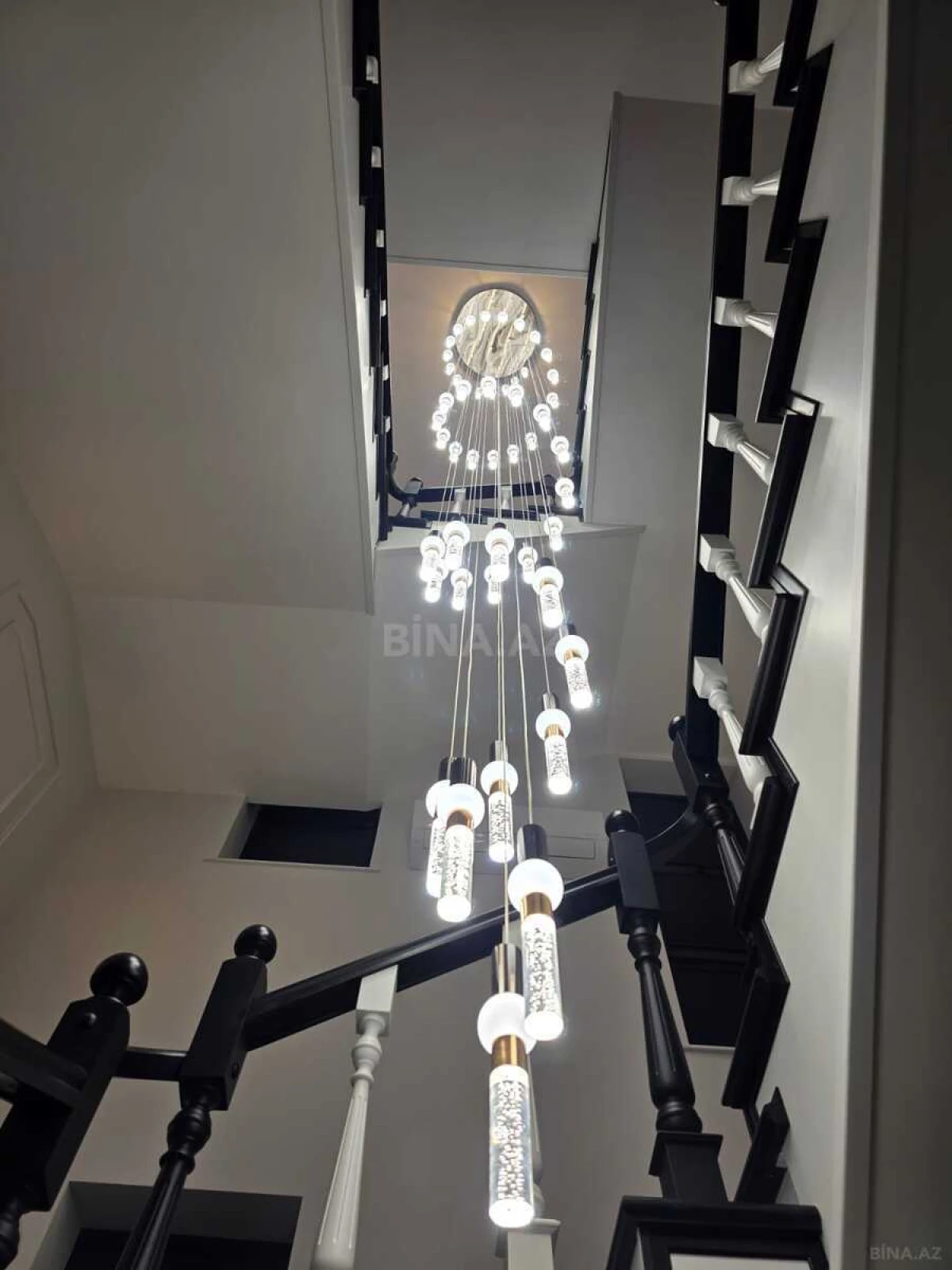 Satılır 8 otaqlı həyət evi 650 m²